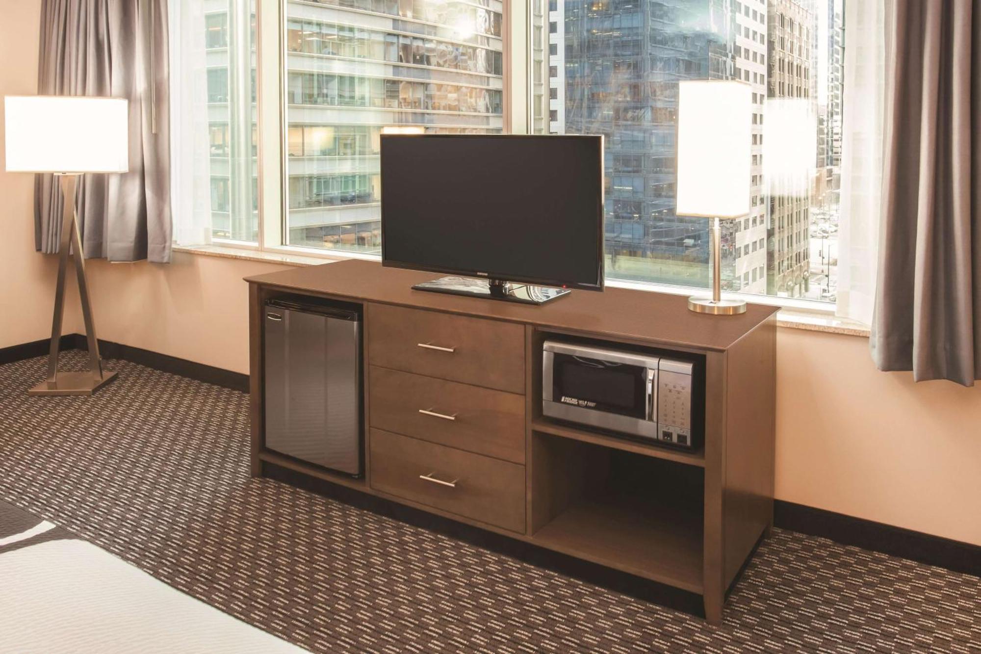 Corner King Suite Sofa Bed Panoramic City View Non-Smoking