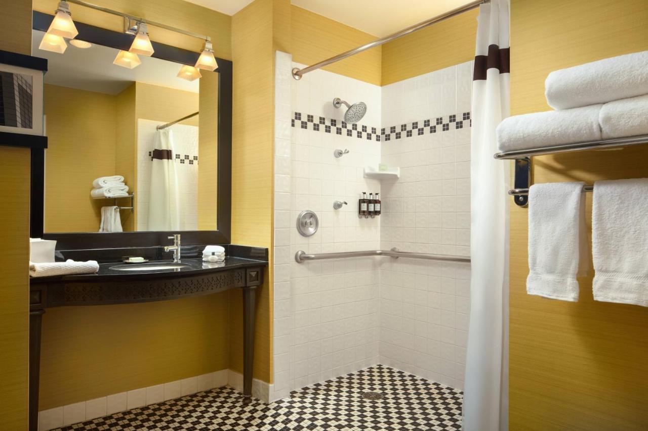 King Room City View Tub Mobility Accessible