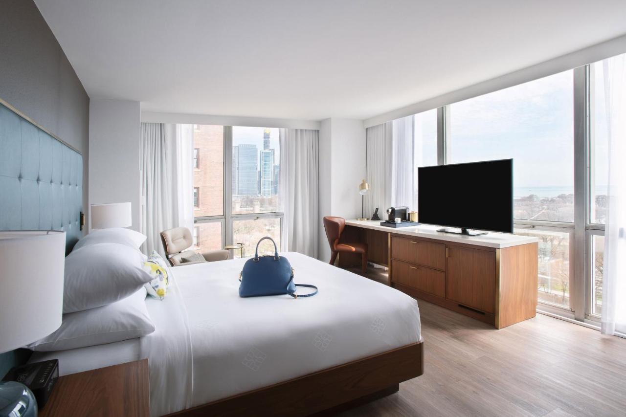 Superior King Room City View