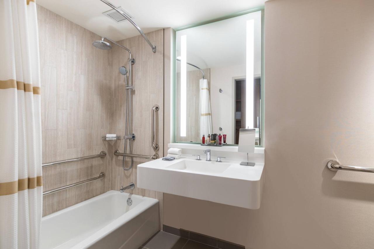 King Room Lake View High Floor or Mobility Hearing Accessible Tub