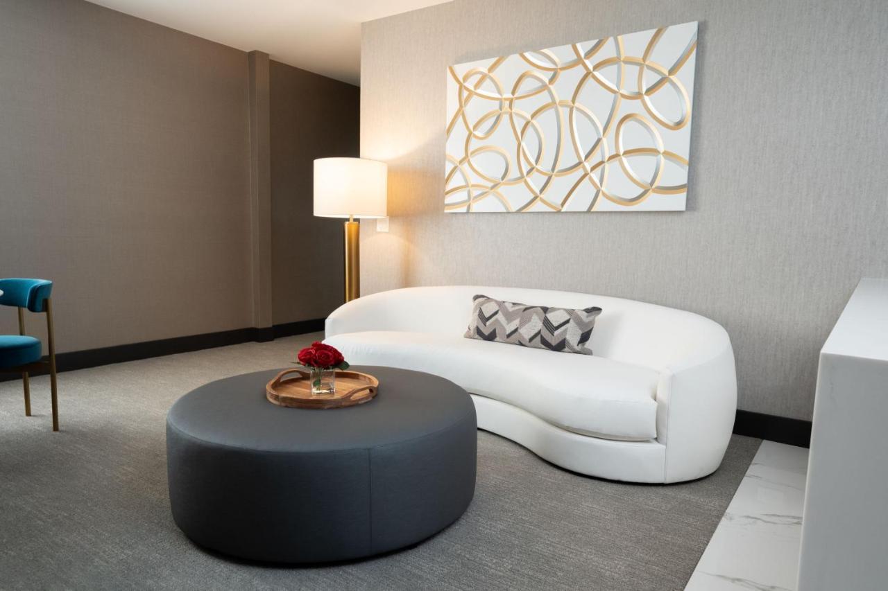 One-Bedroom King Suite Sofa Bed,1425552799:JPEG