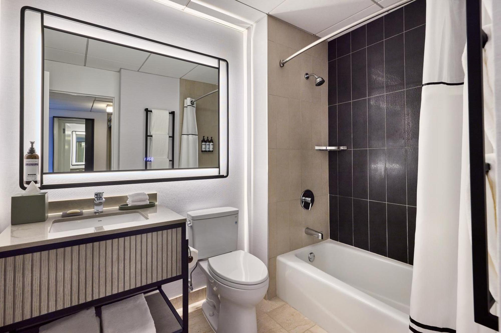 King Room City View Accessible Tub,1549876555:JPEG