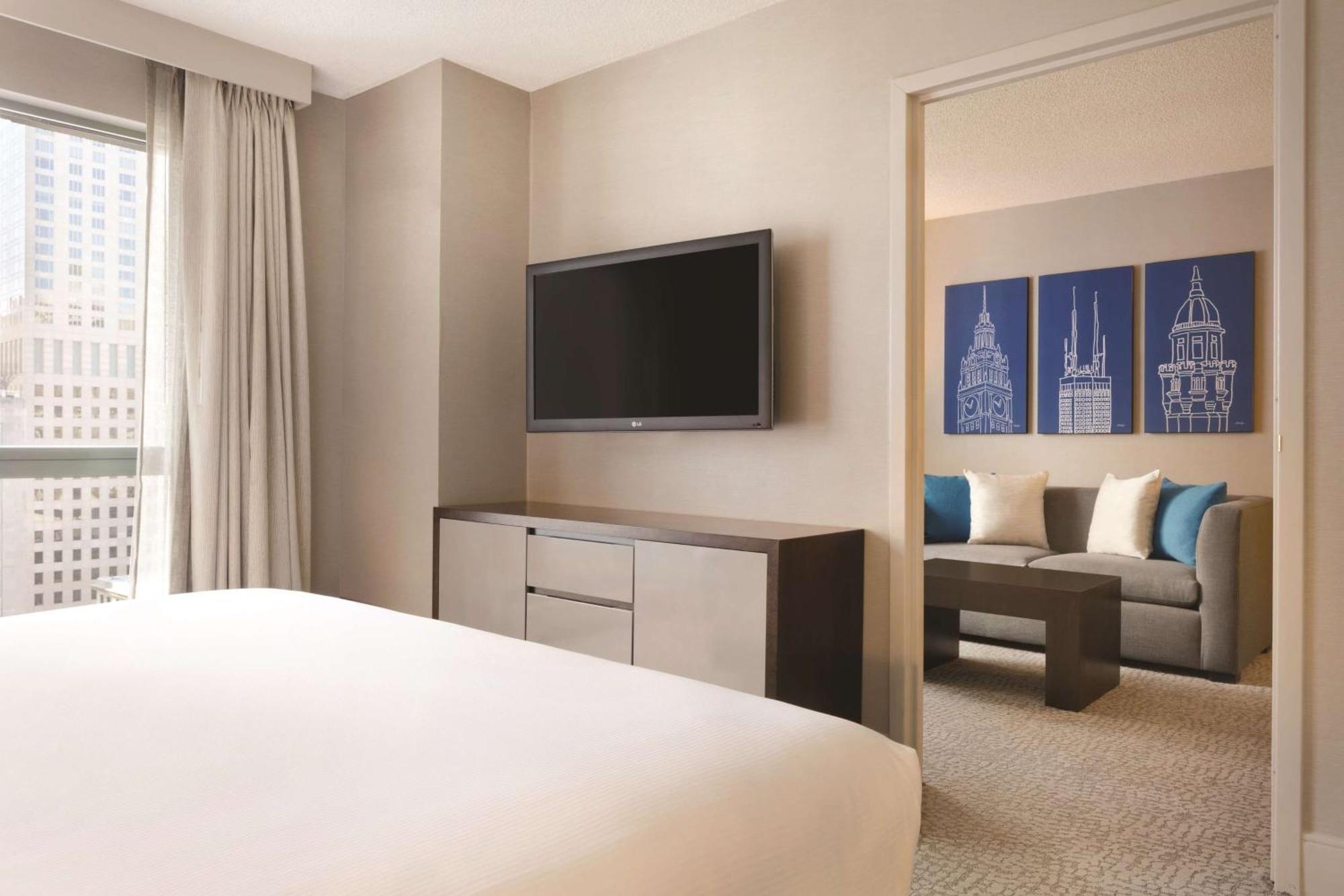 One-Bedroom King Suite Mobility Accessible Tub