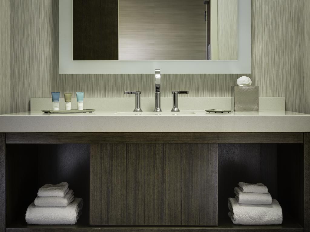 Corner Deluxe King Room
