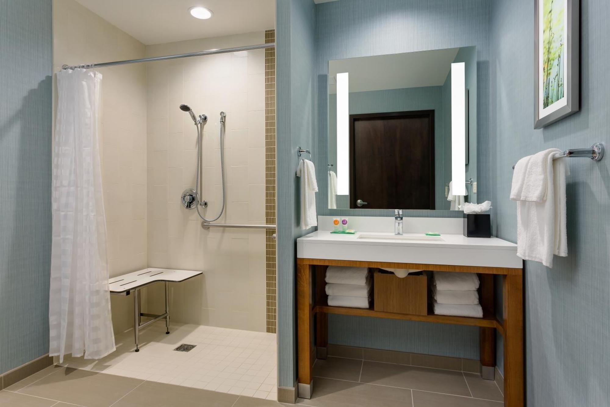 Queen Room with Two Queen Beds and Roll-In Shower - Disability Access,691294110:JPEG