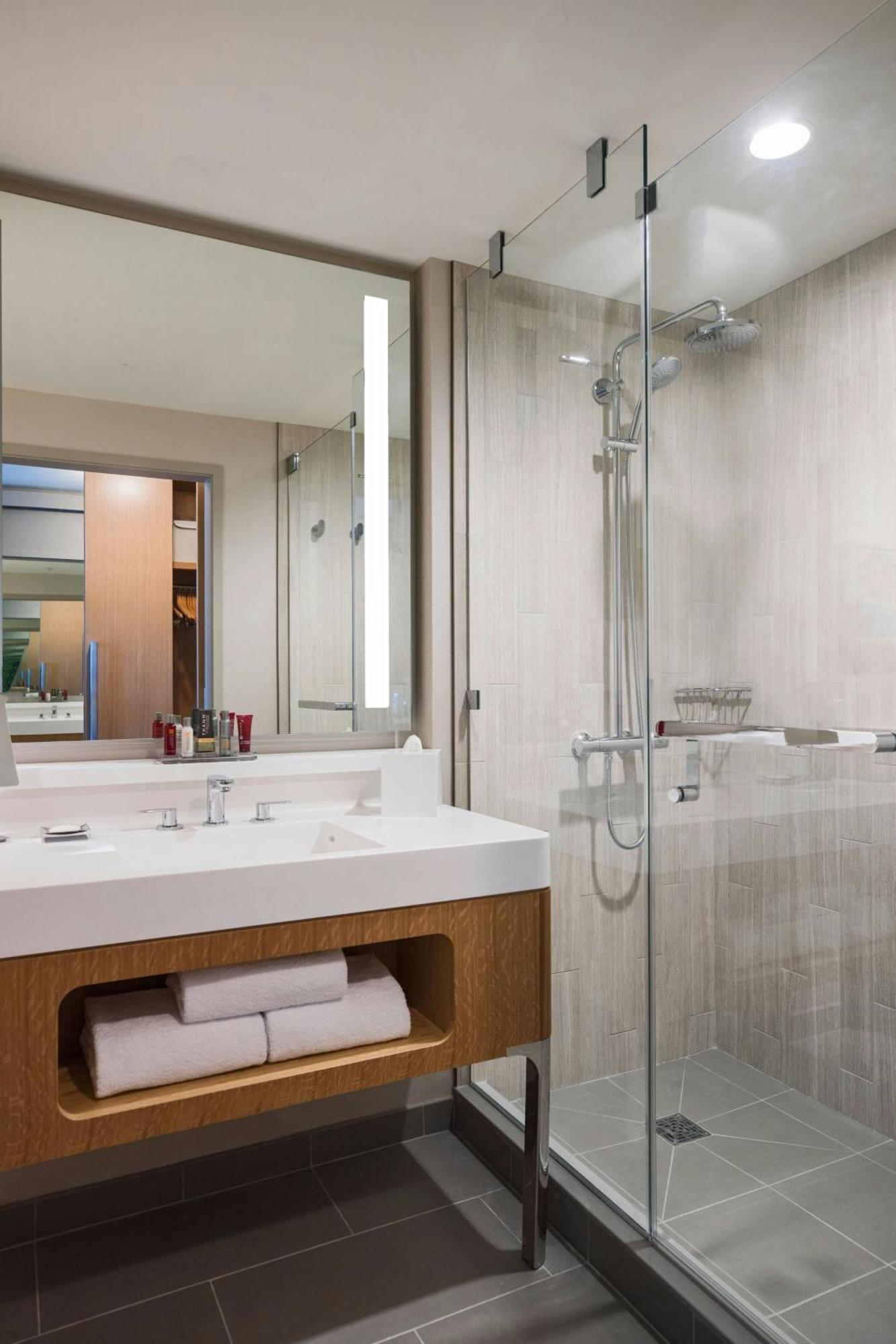 Queen Room Two Queen Beds Lake View High Floor or Mobility Hearing Accessible Tub