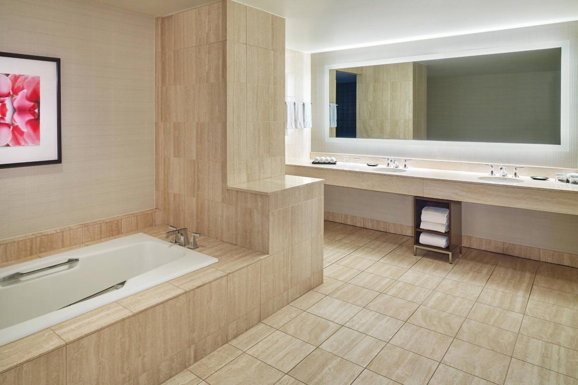 Deluxe King Room City View