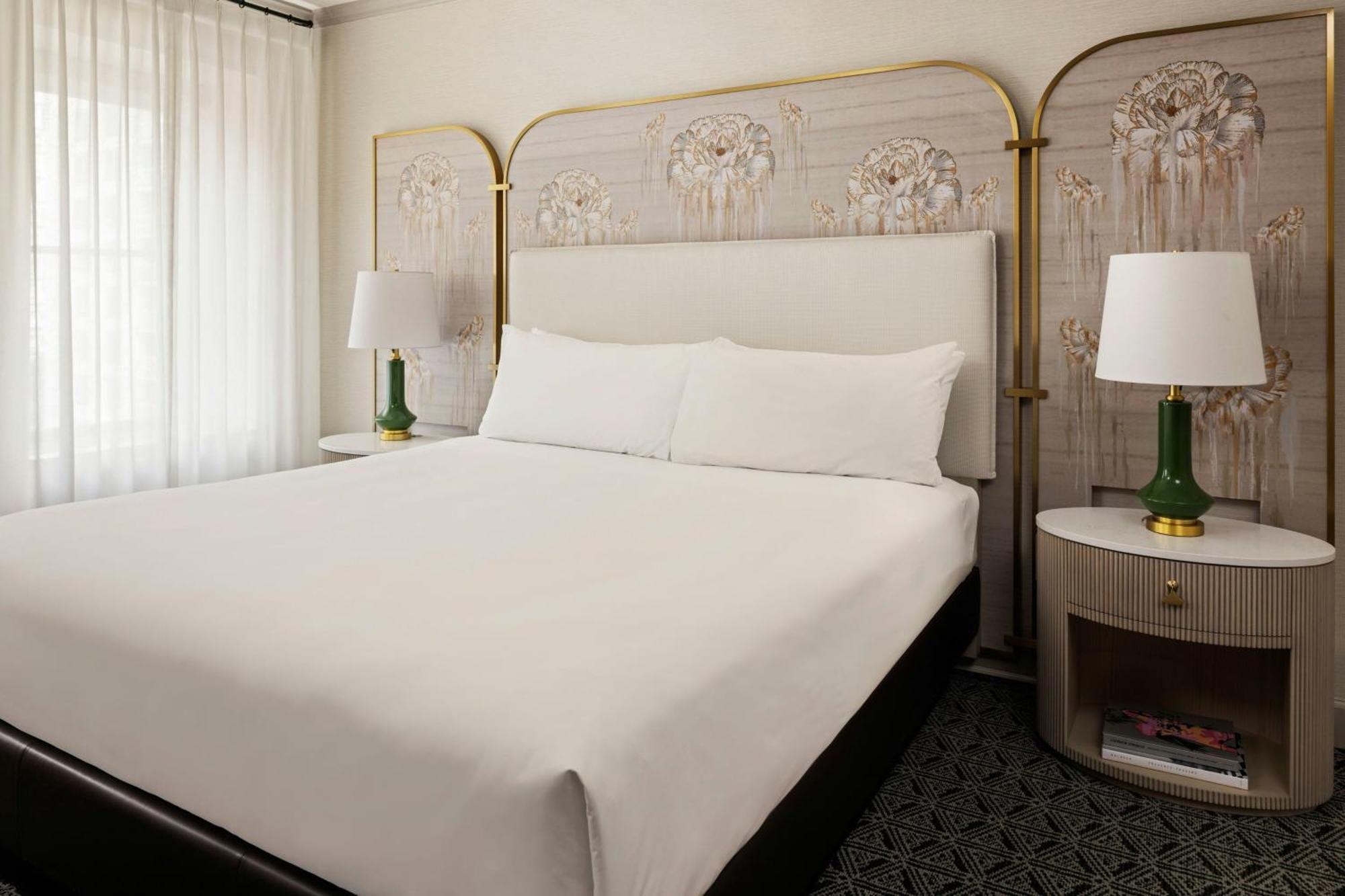 Deluxe Guest room, 1 King, City view,1649986909:JPEG