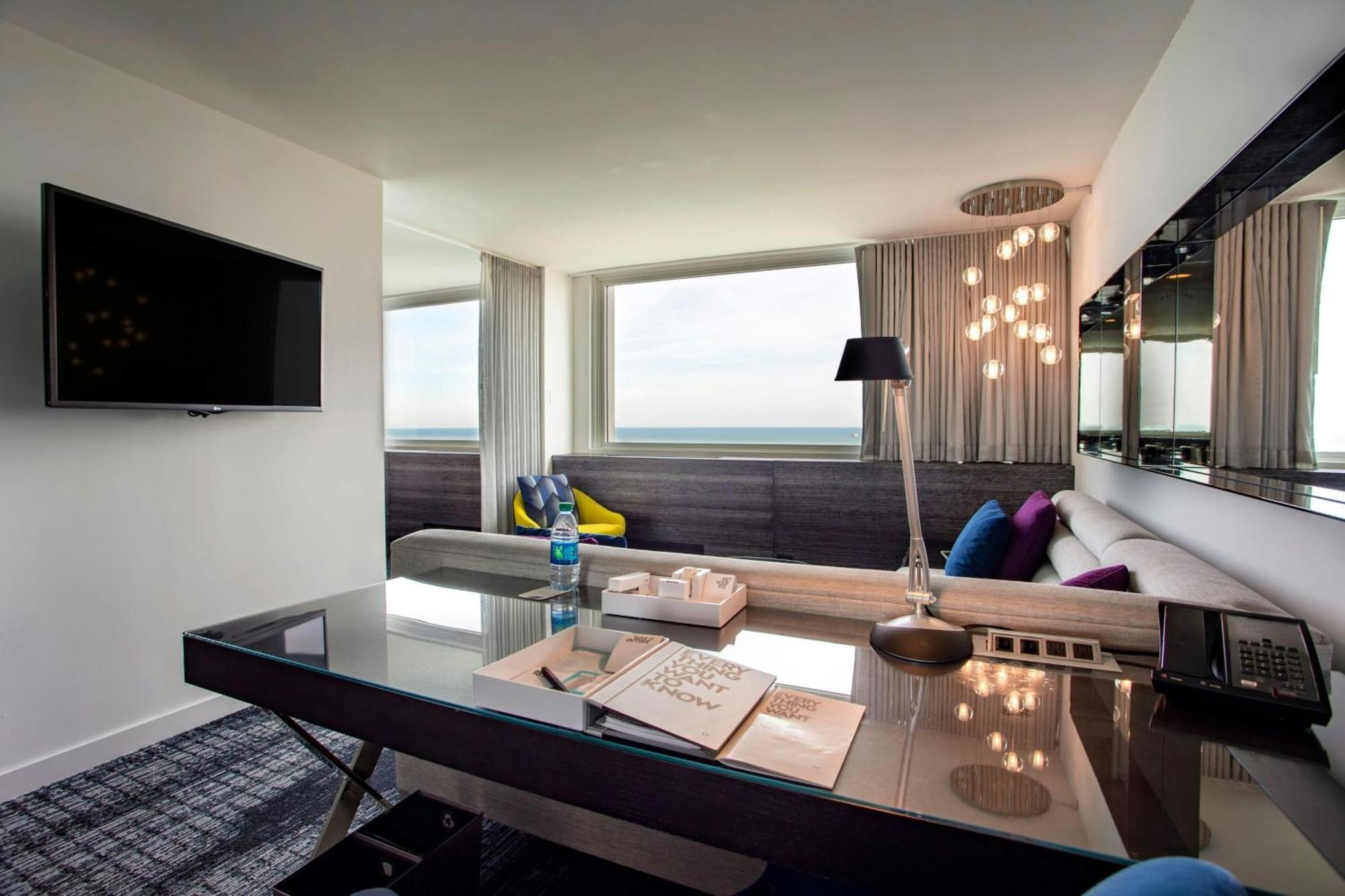 One-Bedroom Suite Two Double Beds Lake View
