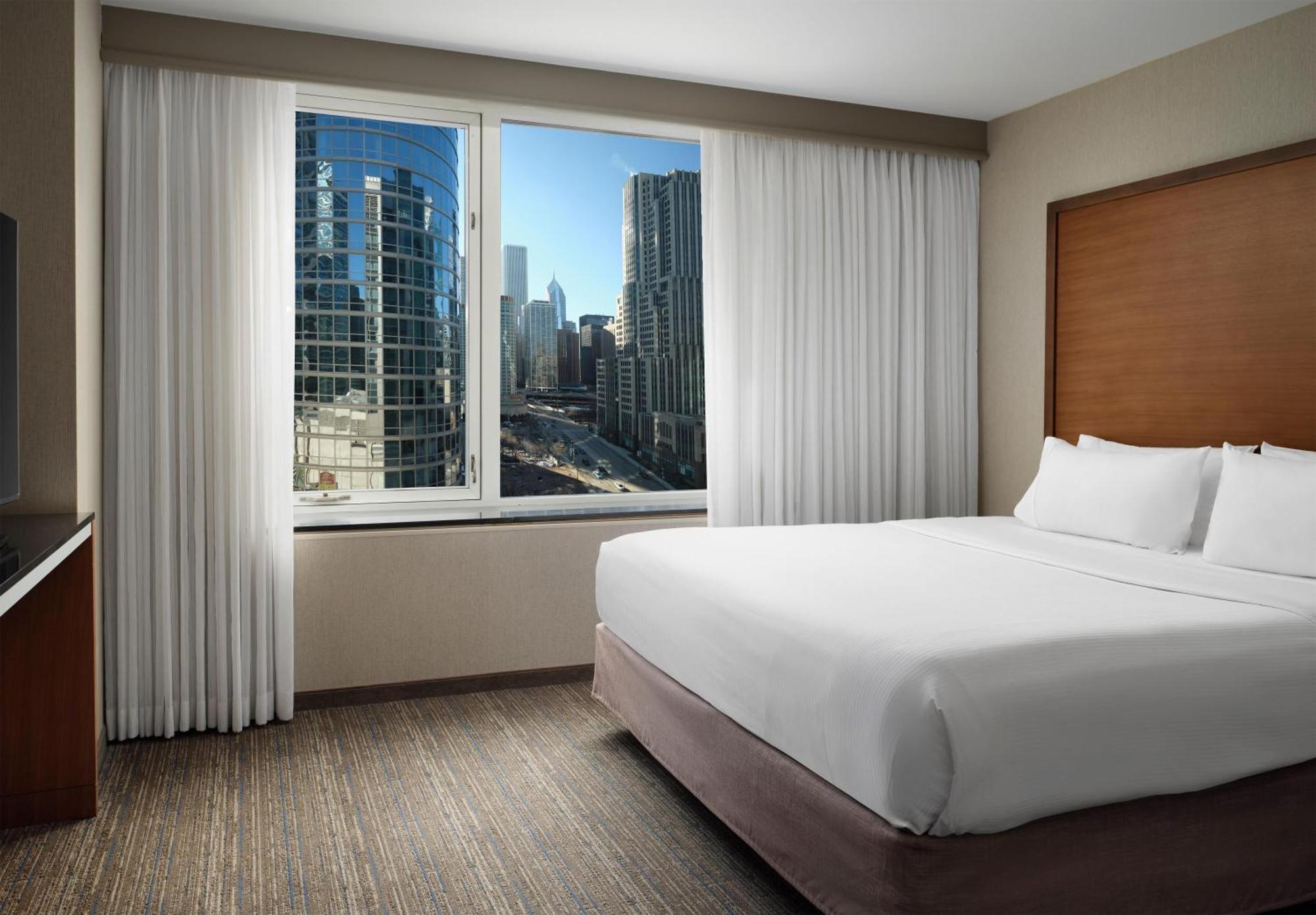 One-Bedroom King Suite - Hearing Access/Non-Smoking
