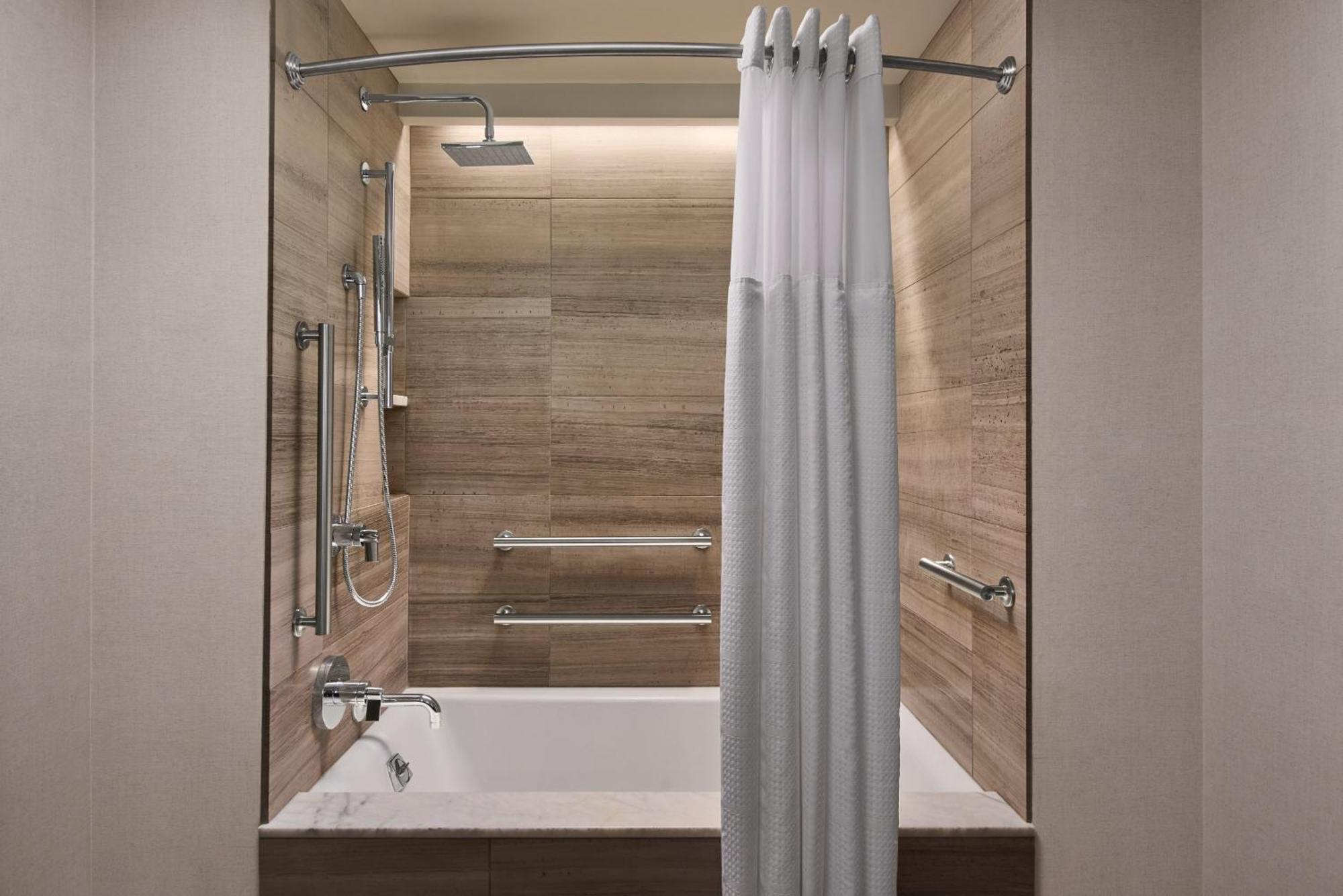 One-Bedroom Lakeside Suite Lounge Access