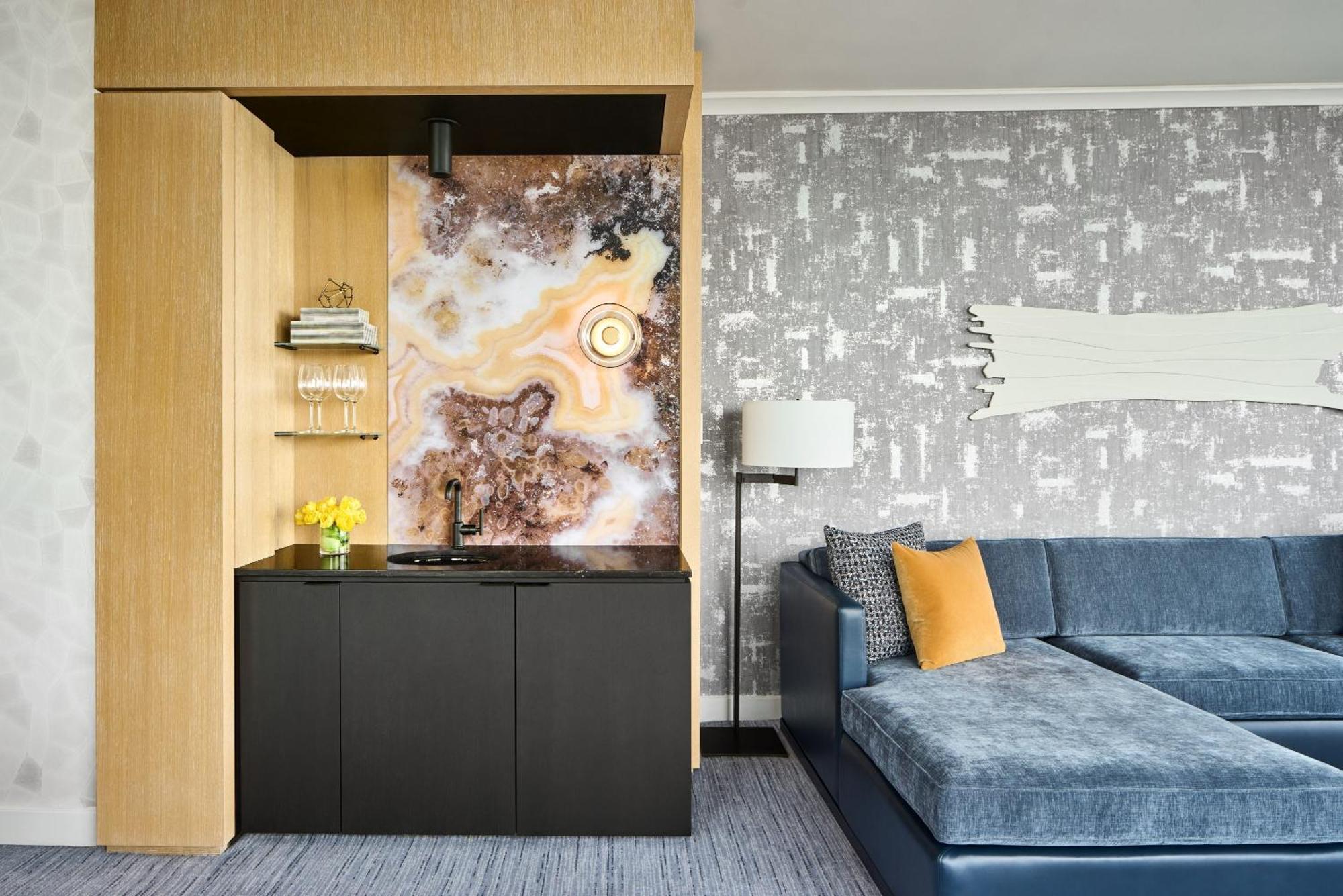 One-Bedroom Lakeside Suite Lounge Access