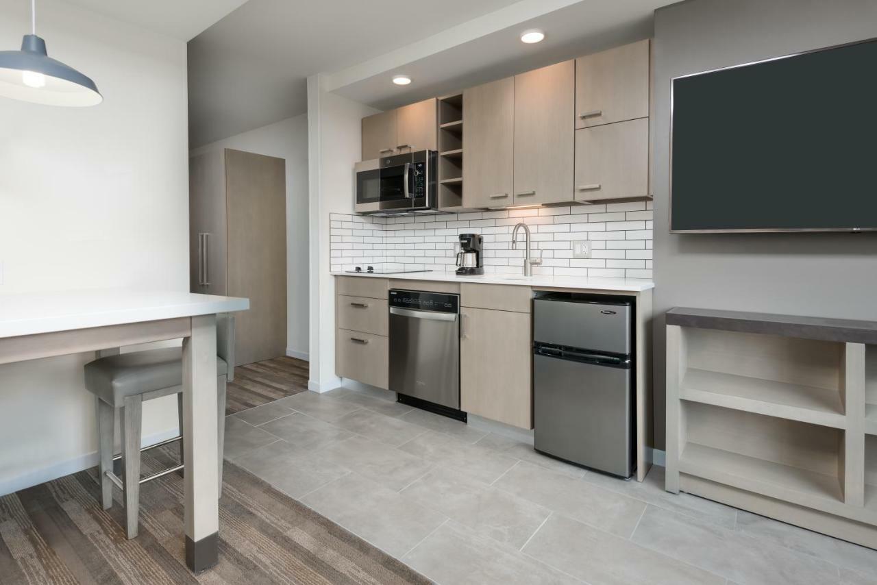 Queen Suite Two Queen Beds Kitchen High Floor