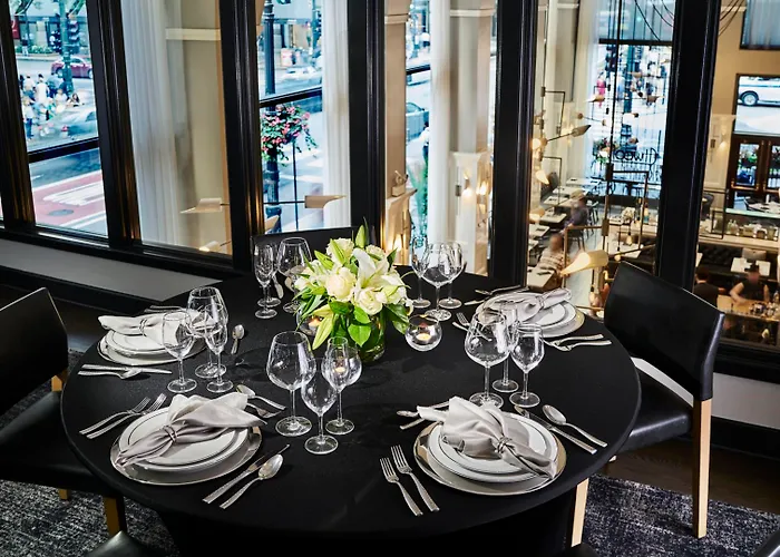 Staypineapple, An Iconic Hotel, The Loop Chicago