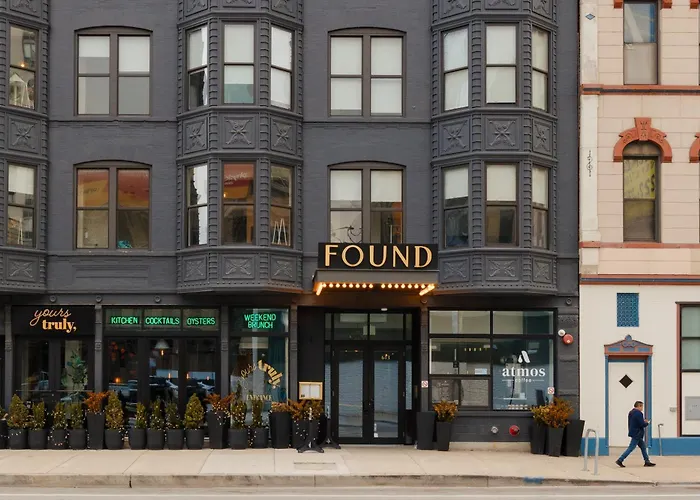 Hotels Downtown ChicagoFound River North