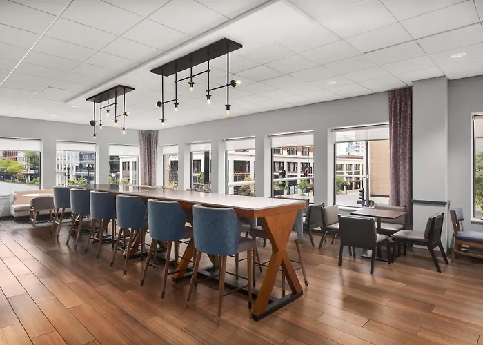 Hampton Inn & Suites Chicago-Downtown